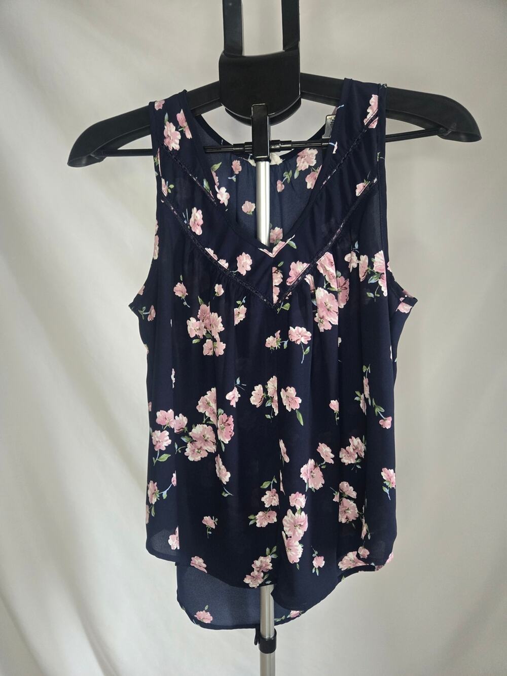 Sienna Sky Navy Floral V‑Neck Sleeveless Camisole – Size Small